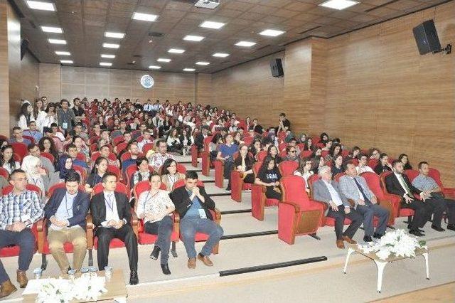 Lise Ve Y&uuml;ksekokul &Ouml;ğrencileri İngilizce M&uuml;nazara Yaptı 1