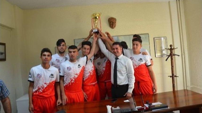 Ataşbak&rsquo;tan Gen&ccedil;lerbirliği Kul&uuml;b&uuml;ne Destek