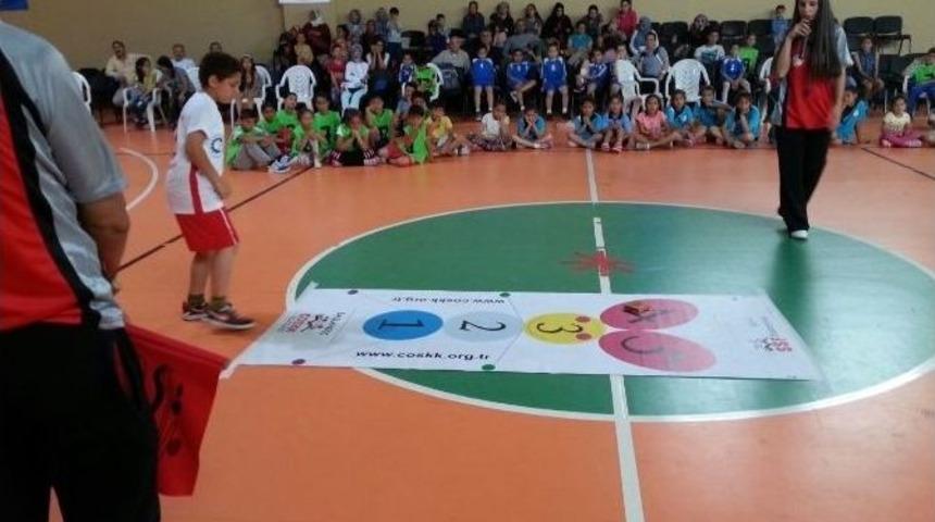 Adana&rsquo;da İlkokullararası Mendil Kapmaca Turnuvası