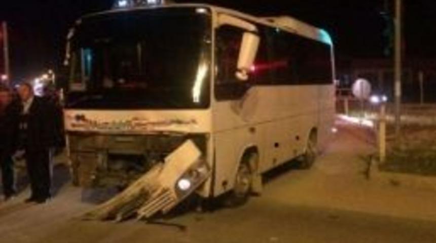 Tır İle Servis Minib&uuml;s&uuml; &Ccedil;arpıştı