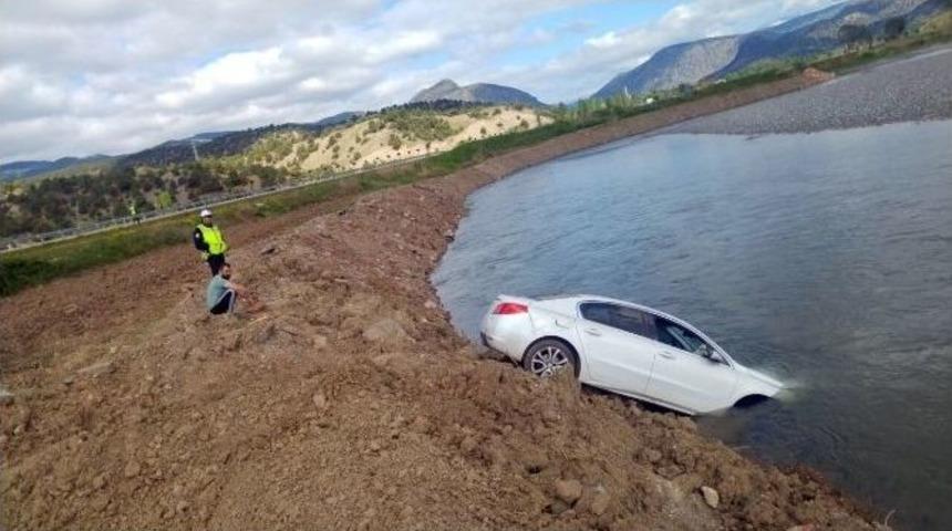 Otomobil Kızılırmak Nehrine U&ccedil;tu