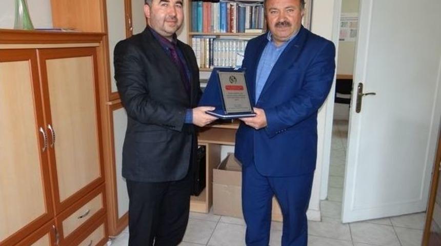 G&ouml;lpazarı İl&ccedil;e M&uuml;ft&uuml;s&uuml; C&uuml;re&rsquo;ye Teşekk&uuml;r Plaketi