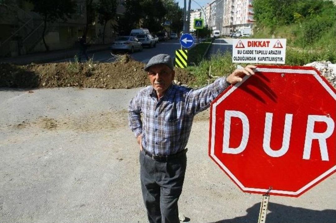 &ldquo;arazi Benim&rdquo; Diyerek Caddenin Tamamını Trafiğe Kapattı