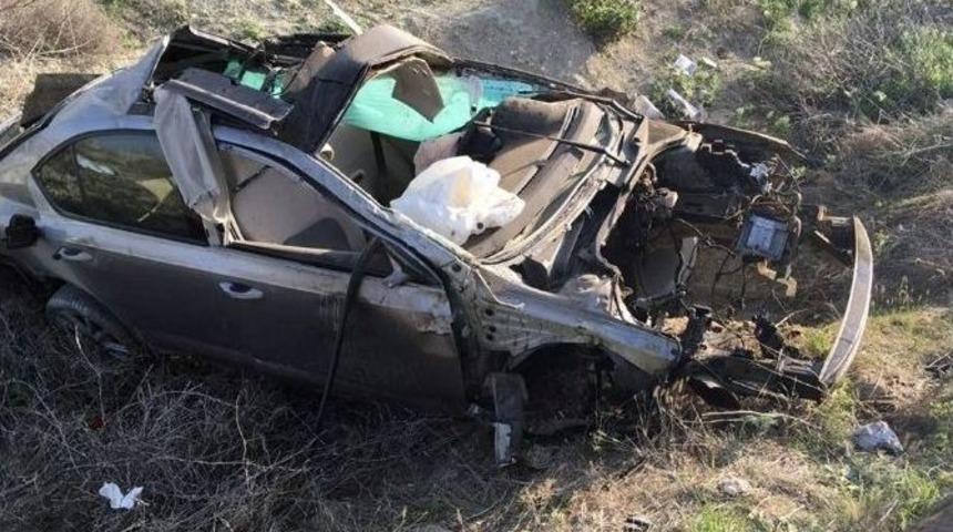 &Ccedil;aldıkları Otomobil İle Kaza Yaptılar: 1 &Ouml;l&uuml;, 1 Yaralı