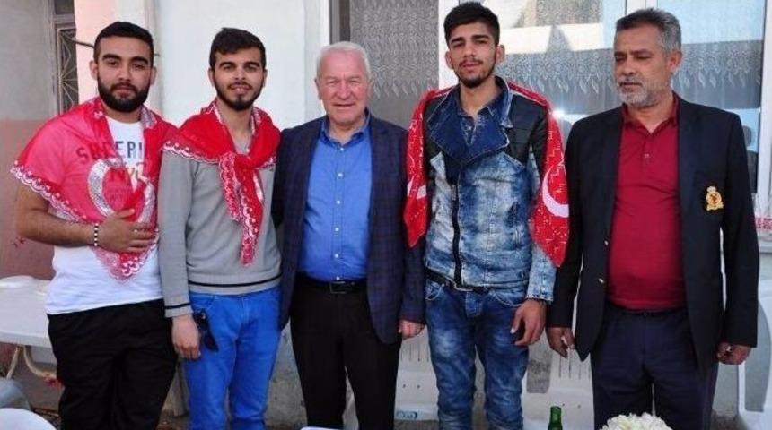 Belediye Başkanı Romanları Askere Uğurladı