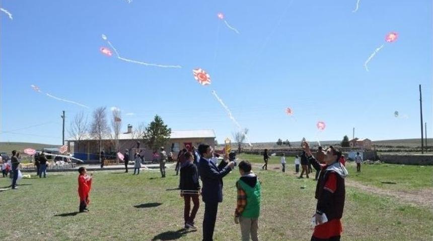 Kaymakam &Ouml;ğrencilerle U&ccedil;urtma U&ccedil;urdu