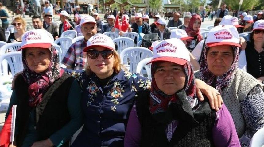 İş&ccedil;iler Oyun Havalarıyla 1 Mayıs&rsquo;ı Kutladı