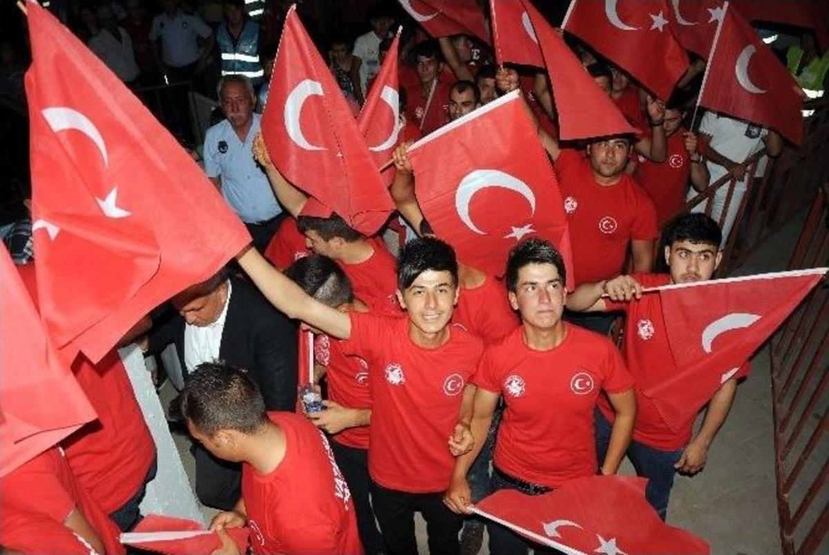 Sevin&ccedil;le Kına Yaktılar, H&uuml;z&uuml;nle G&ouml;zyaşı D&ouml;kt&uuml;ler