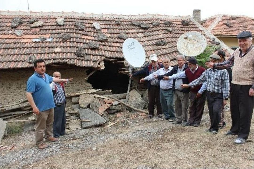 Başlarına Taş Yağan K&ouml;yl&uuml;ler İsyan Etti