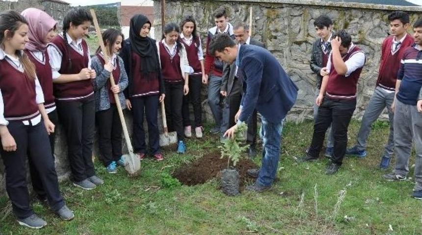 Sarıkamış&rsquo;ta "okullar Hayat Olsun Projesi" İle Fidanlar Toprakla Buluştu