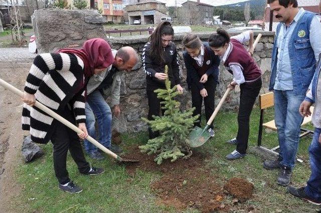 Sarıkamış&rsquo;ta "okullar Hayat Olsun Projesi" İle Fidanlar Toprakla Buluştu 1