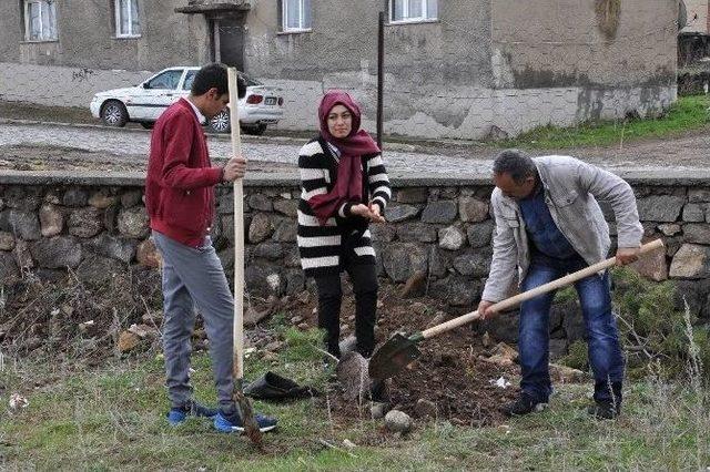 Sarıkamış&rsquo;ta "okullar Hayat Olsun Projesi" İle Fidanlar Toprakla Buluştu 2