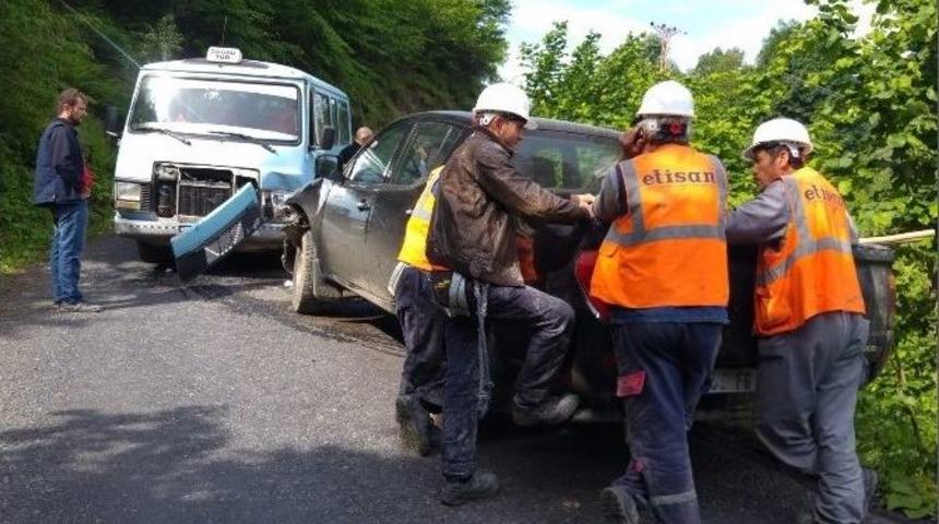 &Ouml;ğrenci Servisi Kamyonetle &Ccedil;arpıştı: 12 Yaralı