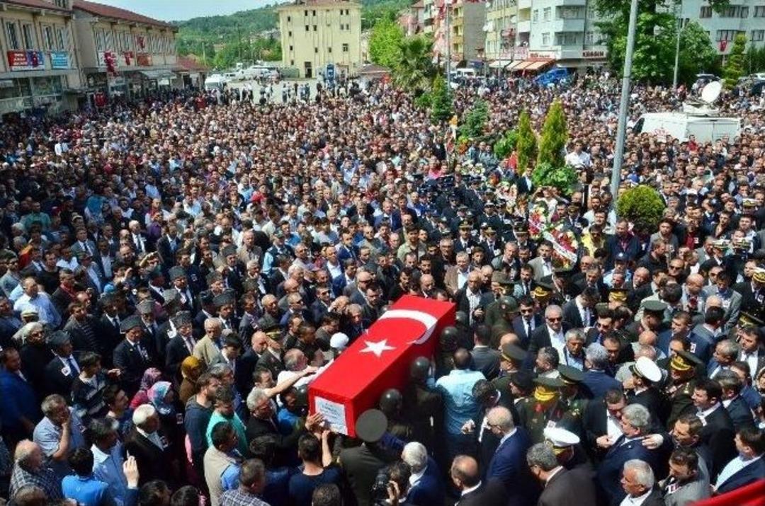 Şehit Uzman &Ccedil;avuş Burak Sara&ccedil;lı&rsquo;yı On Binler Uğurladı