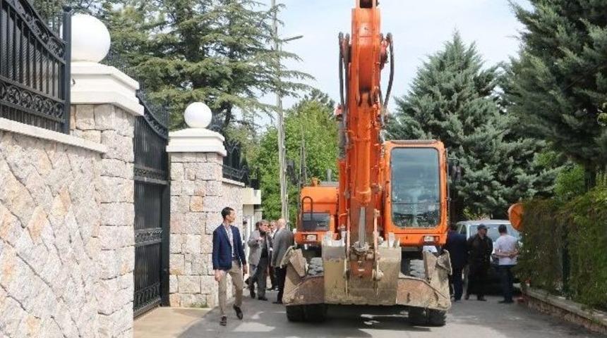 İpek&rsquo;in Evinin &Ouml;n&uuml;ndeki Duvara Yıkım Engeli