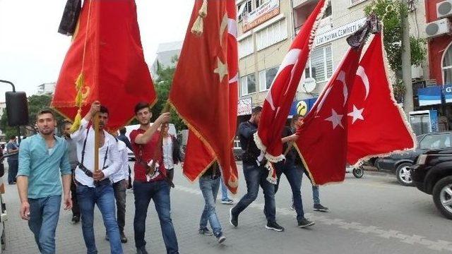 Burhaniye’de Düğün Alayı Cumhuriyet Meydanında Halay Çekti