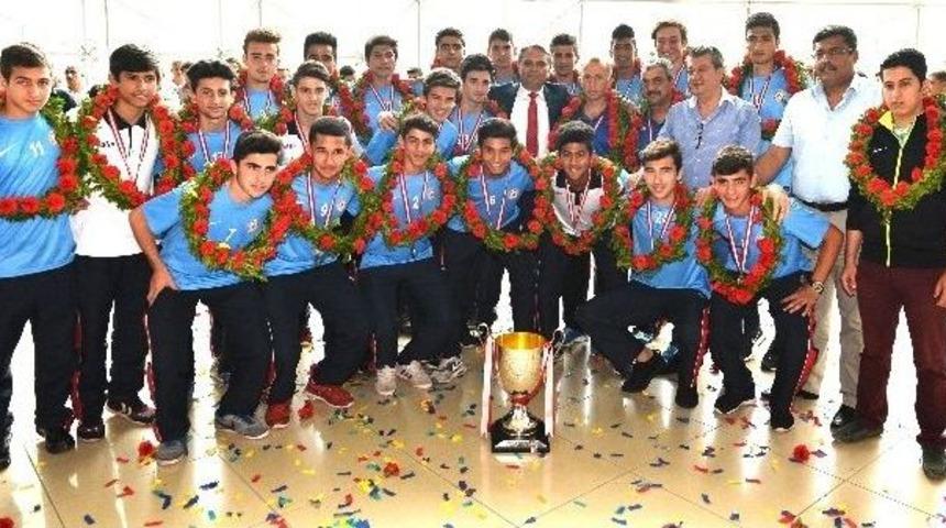 Türkiye’nin Şampiyonu Muratpaşalı Gençlere Özel Kutlama