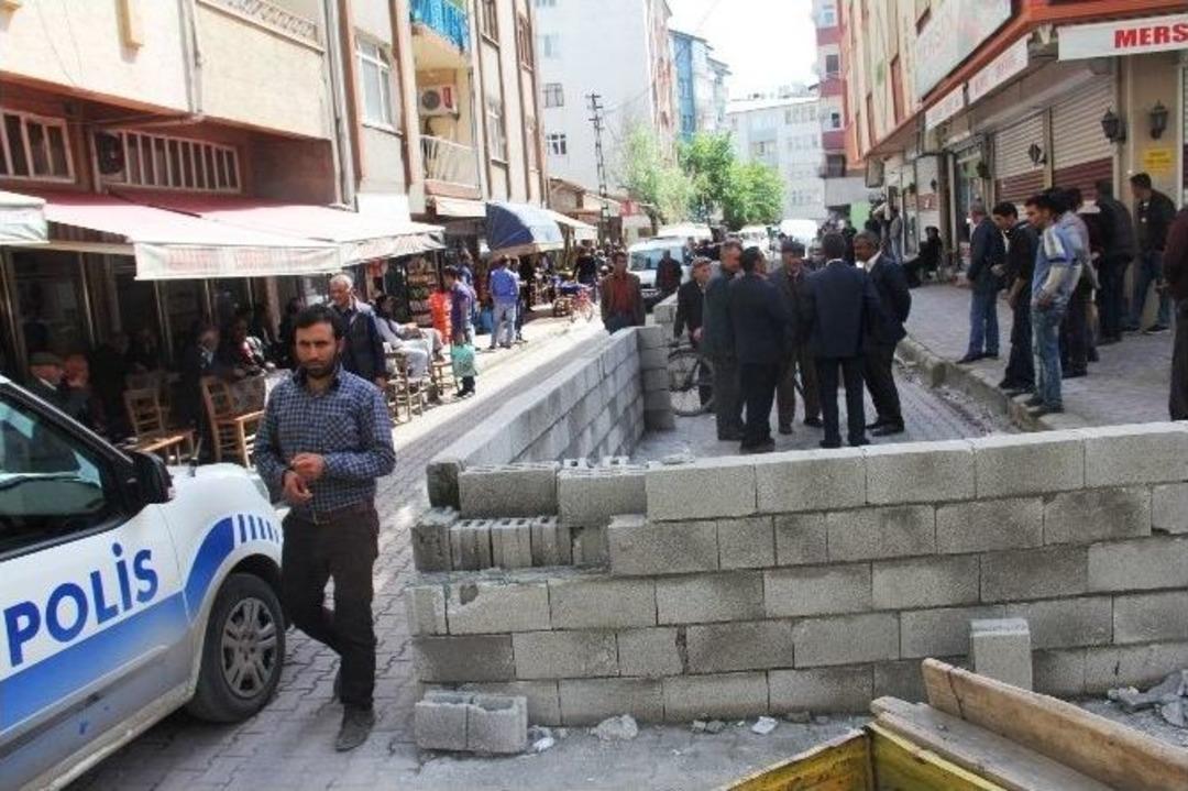 Yola Duvar &Ouml;r&uuml;p İkiye Ayırdı