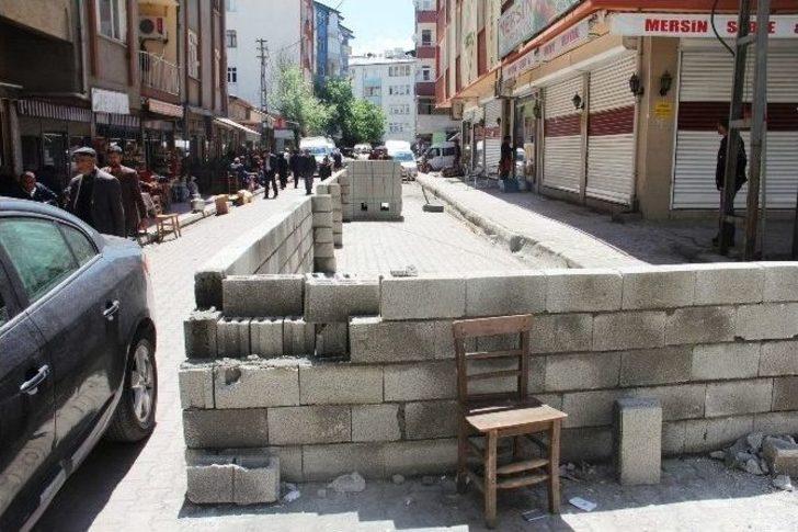 Yola Duvar Örüp İkiye Ayırdı G3