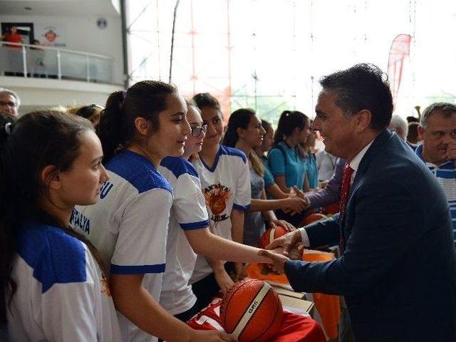 Muratpaşa&rsquo;dan Amat&ouml;r Spora Malzeme Desteği 1