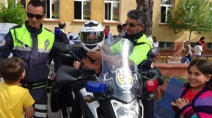 Minik &Ouml;ğrenciler &lsquo;yaşama Yol Verdi&rsquo;