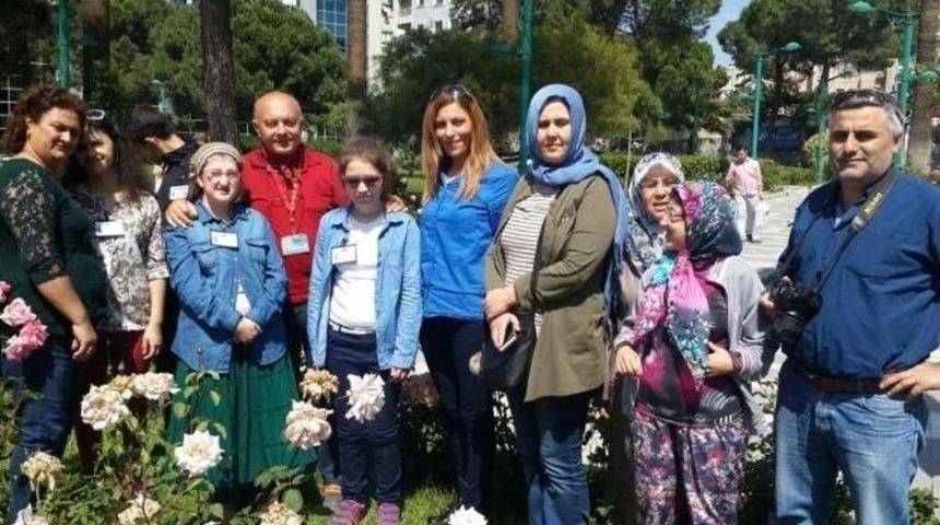 Fotoğraf &Ccedil;ekerek Engelleri Aştılar