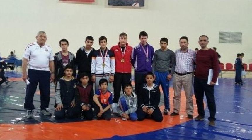 Başakşehirli Pehlivanlar Kayseri&rsquo;de Şampiyon Oldu