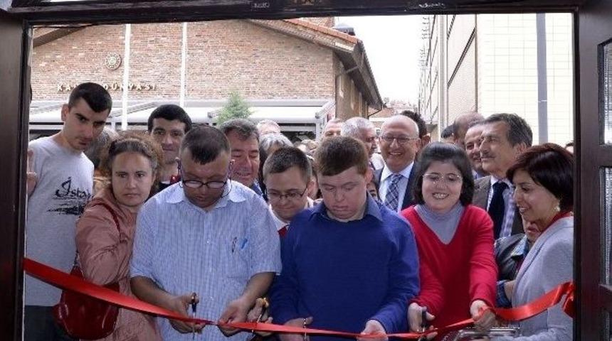 Engelli Gen&ccedil;ler Eserlerini Sergiledi