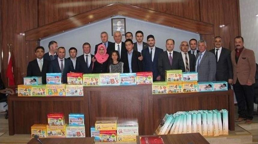 Akdağmadeni Belediyesinden K&ouml;y Okullarına Kitap Desteği