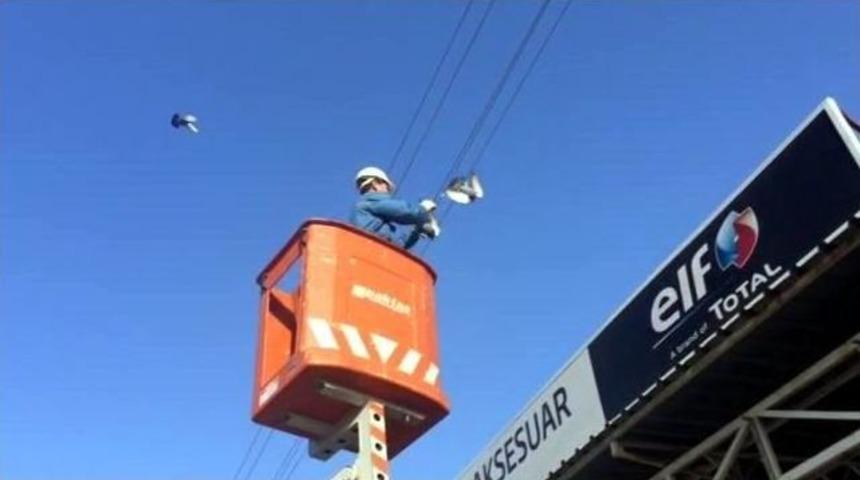 Mahsur Kalan G&uuml;vercinler Akedaş Ekibi Tarafından Kurtarıldı