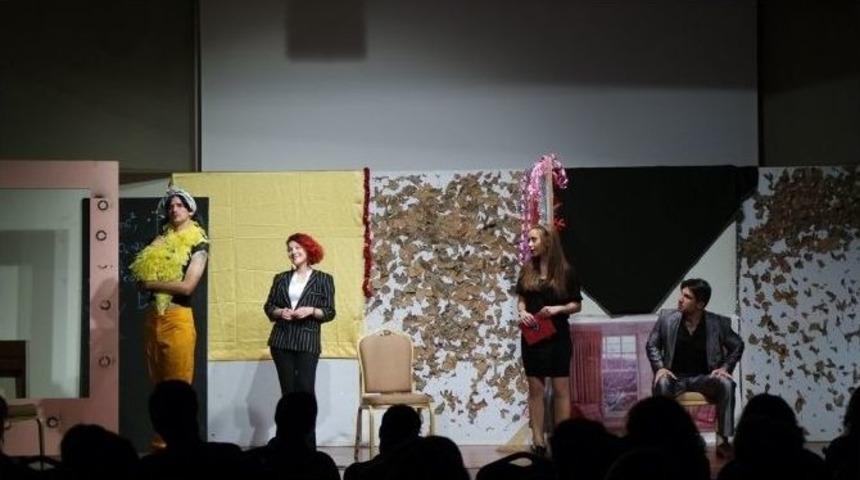 "hatmi &Ccedil;i&ccedil;eği" Seyirciyle Buluştu