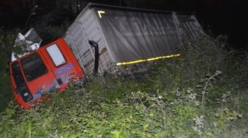 Kamyon Su Kanalına U&ccedil;tu: 1 Yaralı