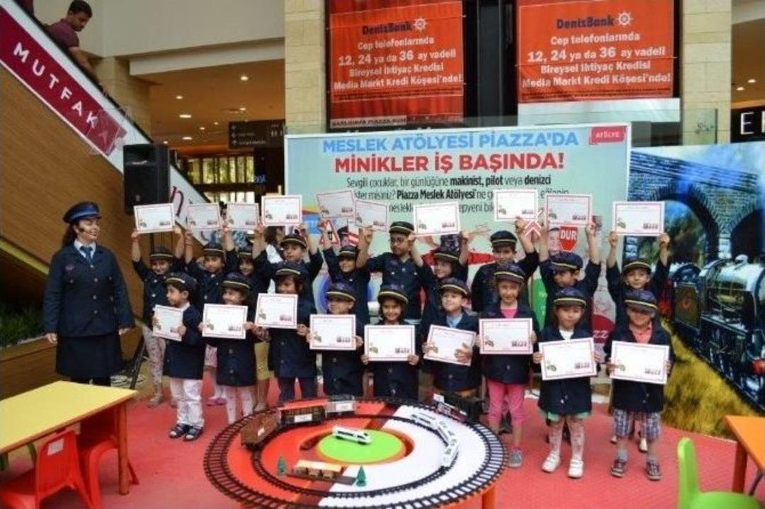 Piazza &Ccedil;ocuk Kul&uuml;b&uuml;ndeki Minikler Tren Maketi Eşliğinde Makinistlik Mesleğini Tanıdı