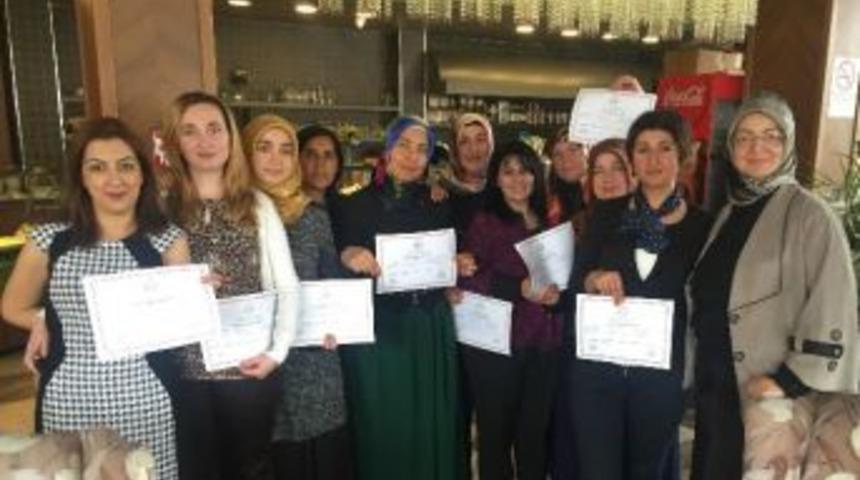 Pursaklar&rsquo;da Diksiyon Kursuna Katılan Kadınlar Sertifika Aldı
