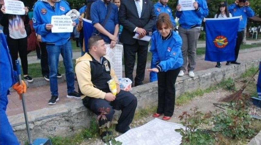 Parklara Halı Sererek Yere &Ccedil;&ouml;p Atanlara Mesaj Verdiler