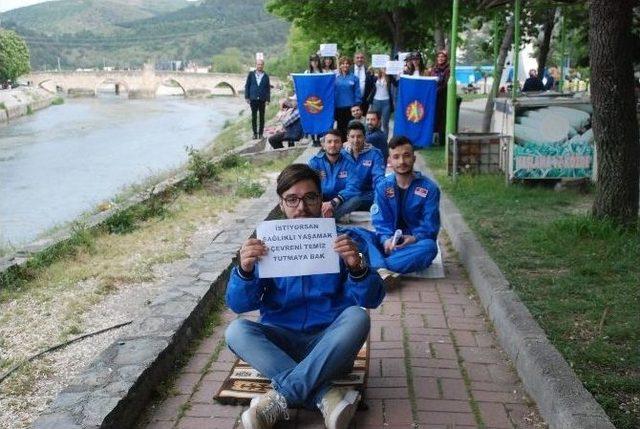 Parklara Halı Sererek Yere &Ccedil;&ouml;p Atanlara Mesaj Verdiler 2