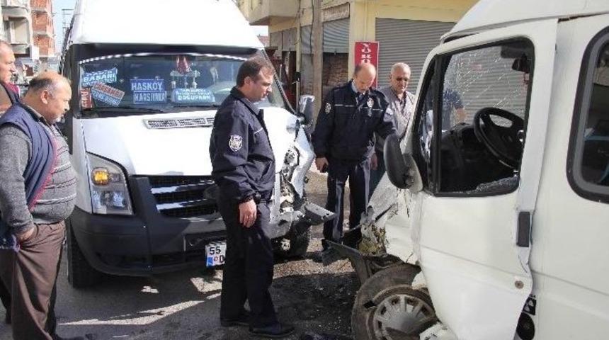 Samsun&rsquo;da İki Minib&uuml;s &Ccedil;arpıştı: 5 Yaralı