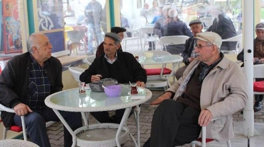 Burada Yaşlılara &Ccedil;ay Bedava