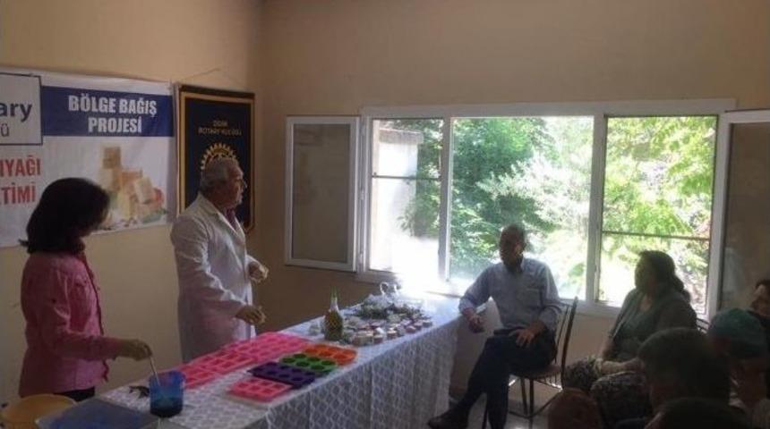 Rotaryenler, Akk&ouml;yl&uuml; Kadınlara Sabun Yapımı Eğitimi Verdi