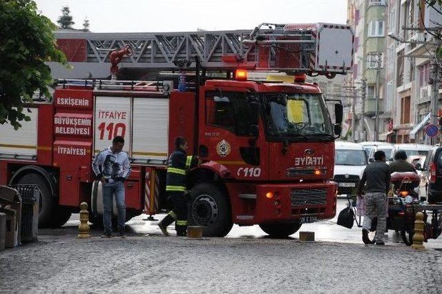 Balkonda Mahsur Kalan Güvercini İtfaiye Kurtardı