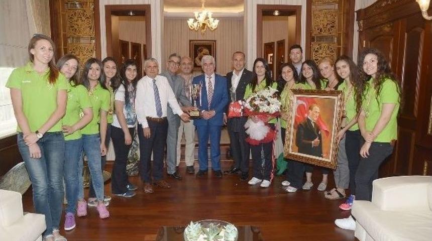 Başkan S&ouml;zl&uuml;&rsquo;den Şampiyon Kızlara Altın &Ouml;d&uuml;l