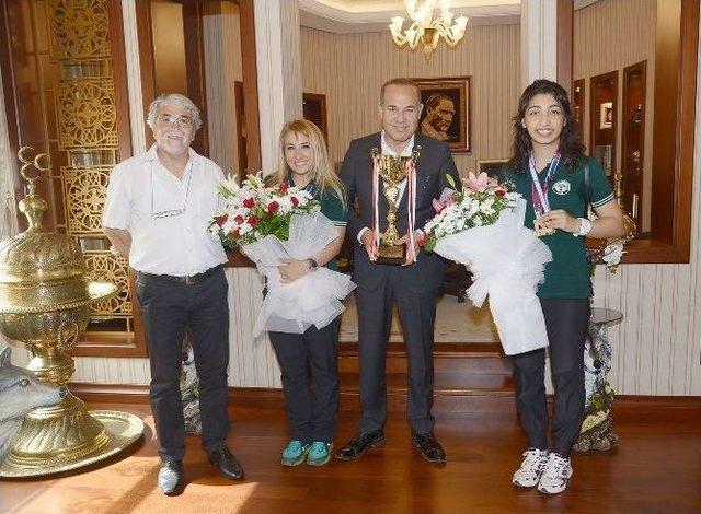 Başkan Sözlü’den Şampiyon Kızlara Altın Ödül 1