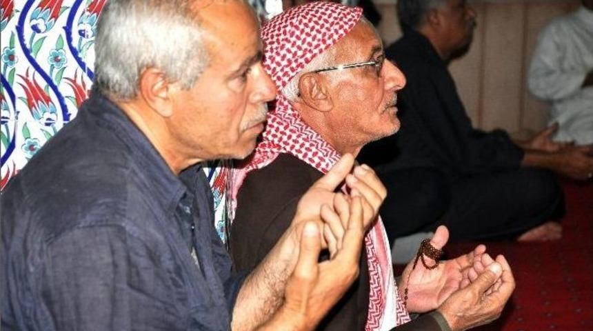 Ak&ccedil;akaleliler Halep İ&ccedil;in Sabah Namazında Duaya Durdu