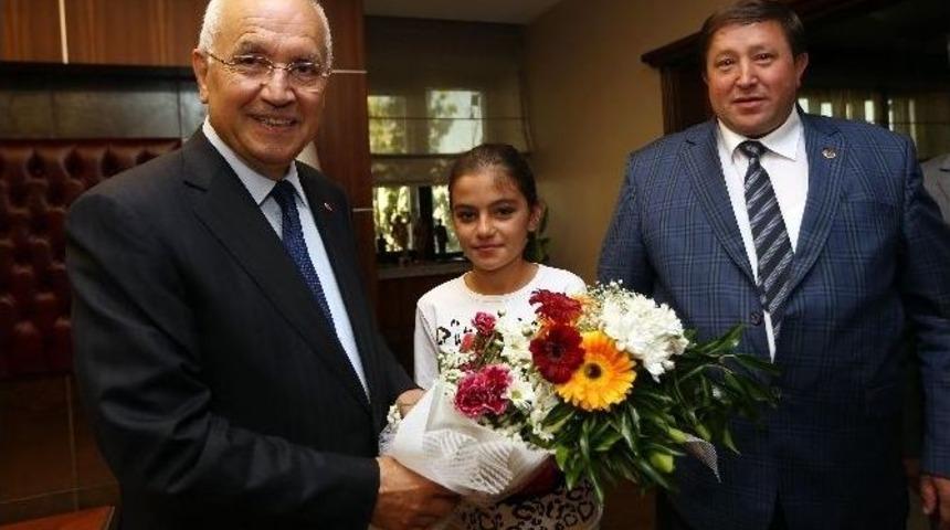 Yaşar, Minik Hemşehrilerini Makamında Ağırladı