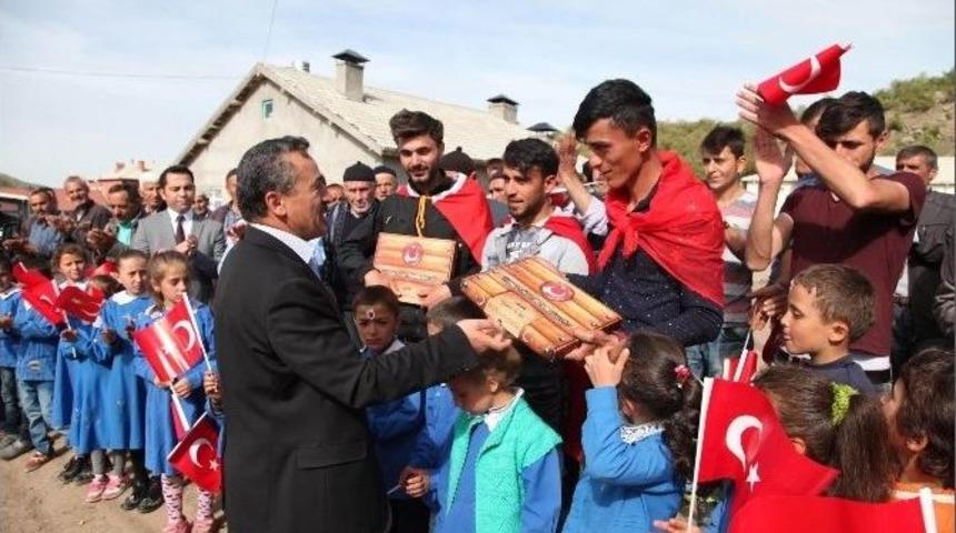 Başkan Tutal&rsquo;tan Asker Adaylarına Anlamlı Hediye