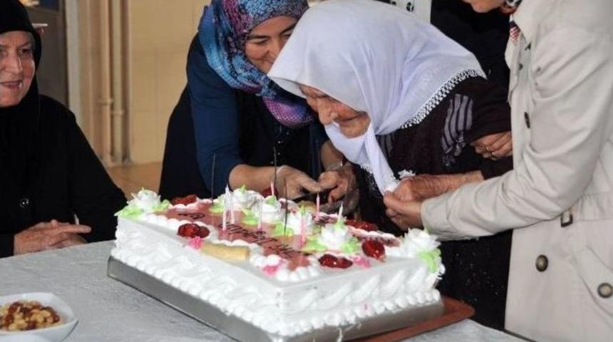 100. Yaşını Huzurevinde Pasta Keserek Kutladı