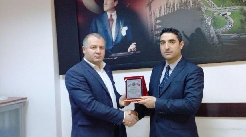 Asimder&rsquo;den Şube M&uuml;d&uuml;r&uuml; Dursun&rsquo;a Plaket