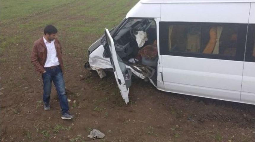 Otomobille Minib&uuml;s Kafa Kafaya &Ccedil;arpıştı: 2 Yaralı