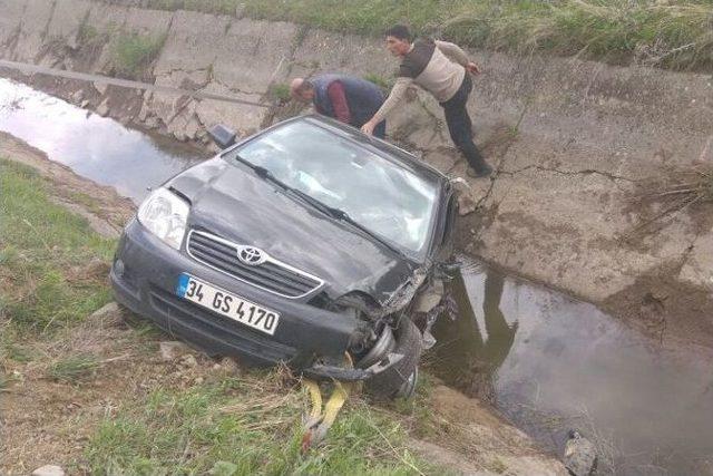 Otomobille Minibüs Kafa Kafaya Çarpıştı: 2 Yaralı