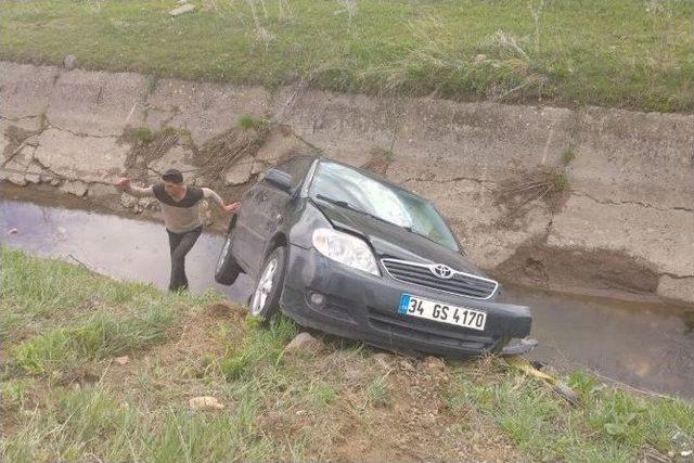 Otomobille Minibüs Kafa Kafaya Çarpıştı: 2 Yaralı